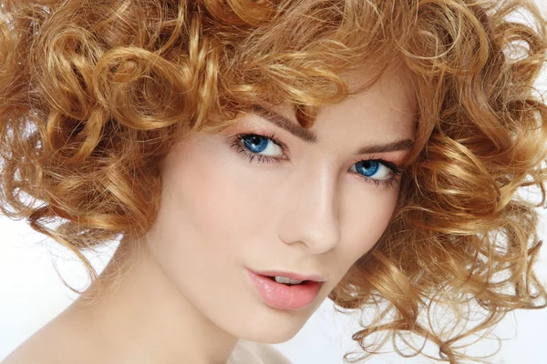 Belleza con cabello rizado —  Fotos de Stock