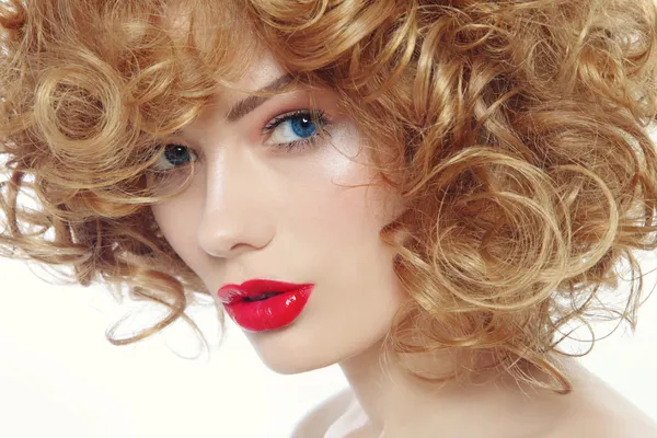 Belleza con lápiz labial rojo —  Fotos de Stock