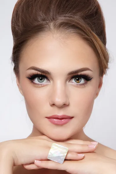 Pretty girl with cat eyes — Stock Photo, Image