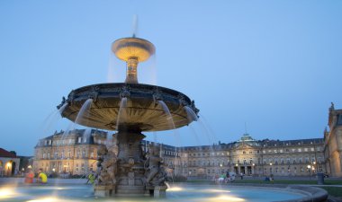 Schlossplatz Meydanı