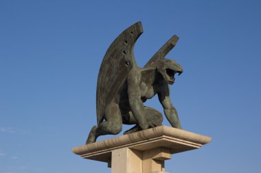 çirkin yaratık