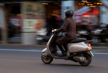 vespa üzerinde kadın