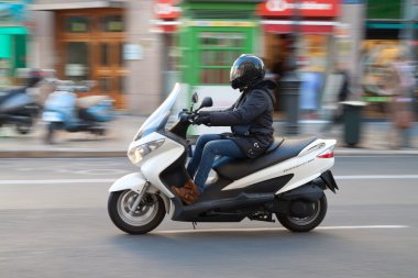 scooter üzerinde kadın