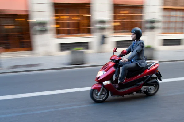 Zakenman op scooter — Stockfoto