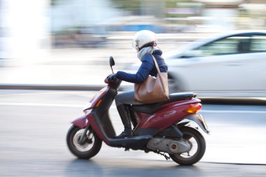 scooter üzerinde kadın