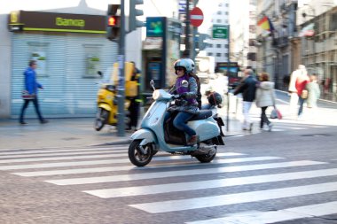 vespa üzerinde kadın