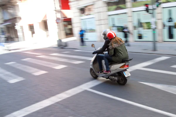 Pareja en un scooter — Foto de Stock