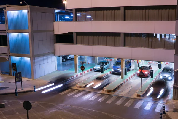 Luchthaven parkeergarage — Stockfoto