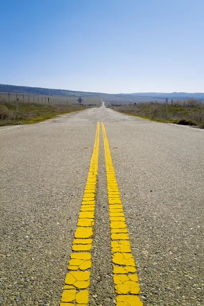 Old Road Markings Stop in Countryside — Stock Photo, Image