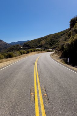 dağ yolundan kıvrımına eğme.