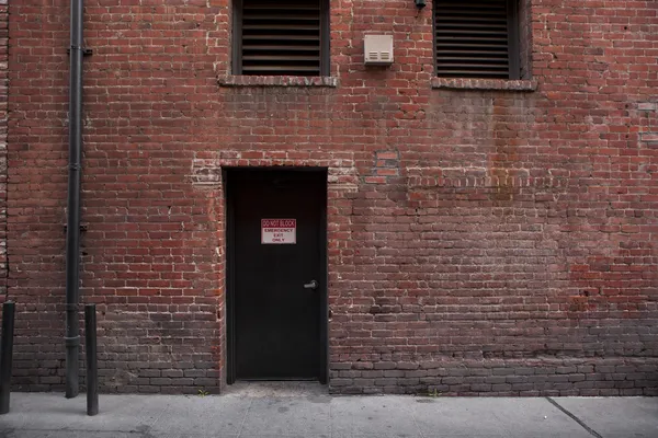 Alley Entrance backside of Brick Building — Stock Photo, Image