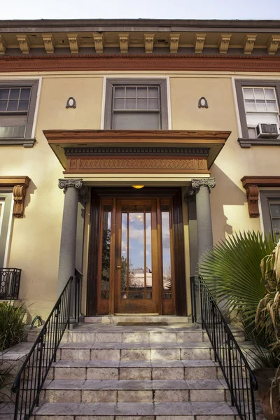 Usta apartmanın girişinde