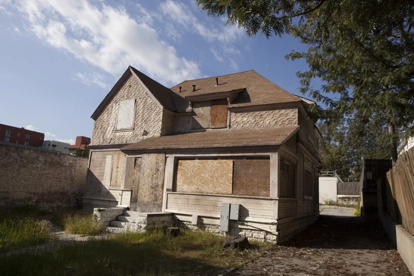 Antigua casa abandonada embarcada — Foto de Stock