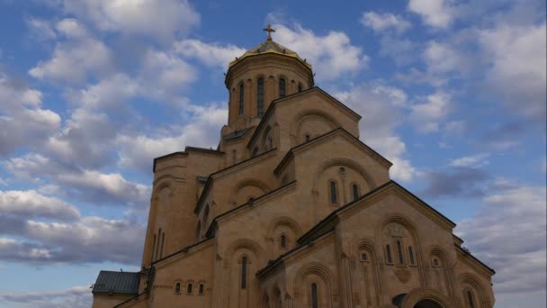 青空を背景にした正教会。寺院の黄金のドームの上の雲。経過時間 — ストック動画