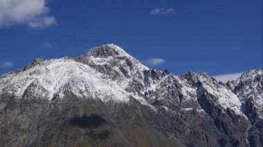 Kar dağlarının üzerinde mavi gökyüzü beyaz bulutlar. Kabarık beyaz bulutlar. Kümülüs bulutu zaman çizelgesi. Kış mavisi gökyüzü zaman aşımı. Dramatik muhteşem mavi gökyüzü. Yumuşak beyaz bulutlar oluşur. Bulutlar zamanı