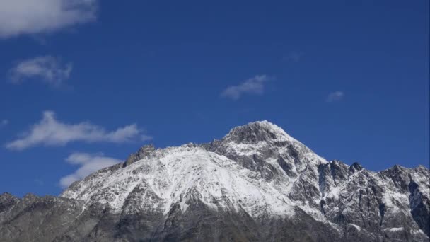 Blue sky white clouds over snow mountains. Puffy fluffy white clouds. Cumulus cloud scape timelapse. Winter blue sky time lapse. Dramatic majestic amazing blue sky. Soft white clouds form. Clouds time — Stock Video