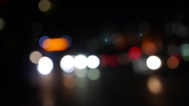 Bela bokeh brilhante em fundo escuro embaçado à noite. O brilho bokeh colorido redondo das luzes do carro na rua da cidade. Desfocado com desfocagem. Luzes da cidade desfocadas. Bokeh de trânsito. Abstrato — Vídeo de Stock