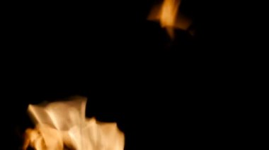 Siyah arka plan üzerine gerçek yangın.