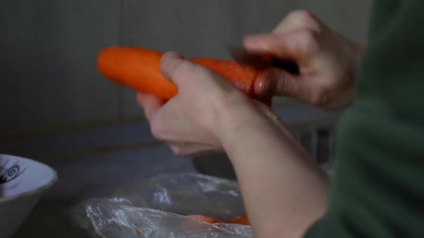 Νοικοκυρά ετοιμάζει καρότα για μαγείρεμα. — Αρχείο Βίντεο