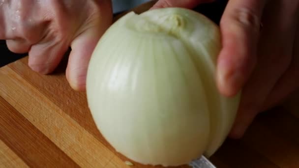 Ama de casa cortando cebollas en una tabla de madera para la preparación de ensaladas. Ensalada de verduras con cebolla. Concepto de preparación de comidas saludables. — Vídeo de stock