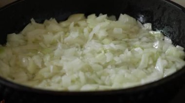 Tavada yağlı soğan kızartıyorum..