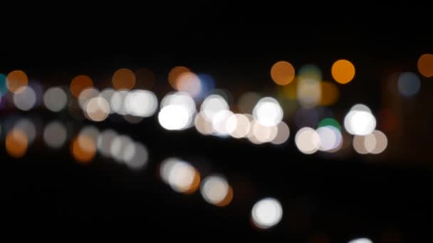 Bela bokeh brilhante em fundo escuro embaçado à noite. O brilho bokeh colorido redondo das luzes do carro na rua da cidade. Desfocado com desfocagem. Luzes da cidade desfocadas. Bokeh de trânsito. Abstrato — Vídeo de Stock