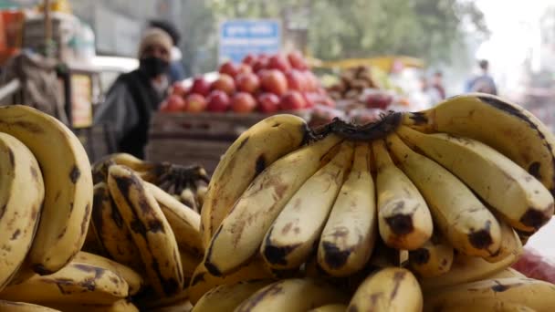 Stapels gerijpte bananen op de straatmarkt. Verkopen van gele bananen op de fruitmarkt. Aziatische markt. — Stockvideo