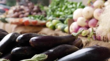 Sebze pazarında satılık bir sürü organik patlıcan var. Sebze satmak. Manavda taze patlıcan tezgahı..