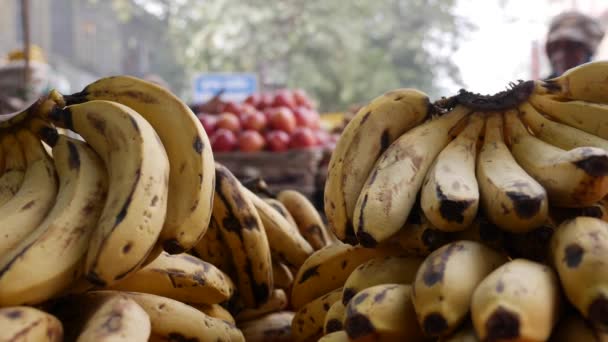Банки спелых бананов на уличном рынке. Продажа желтых бананов на фруктовом рынке. Азиатский рынок. — стоковое видео
