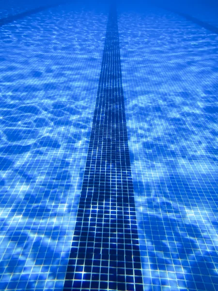 Beautiful clear pool water lit by the sun — Stock Photo, Image