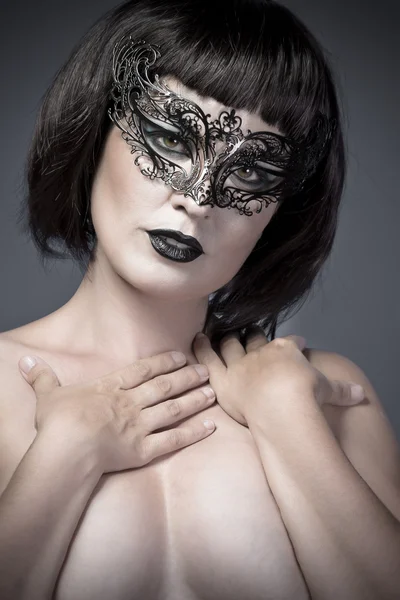 Голая женщина, красивая молодая в черной загадочной венецианской маске — стоковое фото
