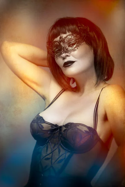 Misteriosa mujer sexy con estilo artístico máscara veneciana — Foto de Stock