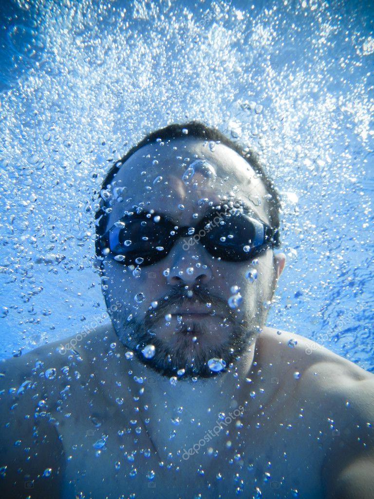Swimmer with glasses swimming in the Pool, Underwater View — Stock