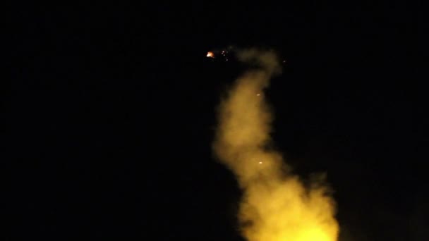 Фейерверки, ракетные обстрелы и взрыв ночью — стоковое видео