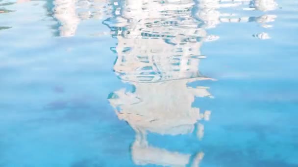 Torony tükröződik a vízben — Stock videók