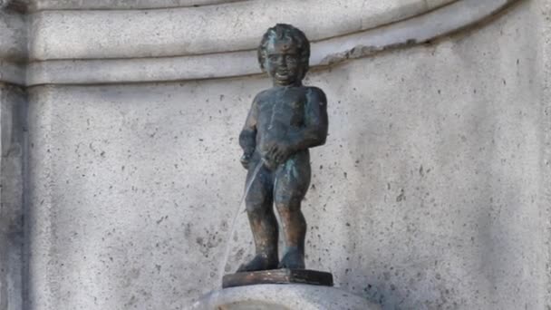 Пісяючий хлопчик в Брюсселі, Бельгія. — стокове відео
