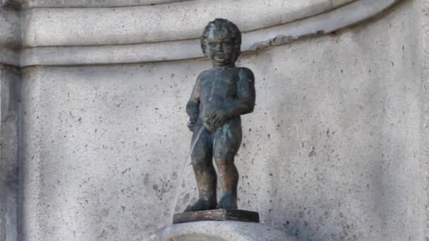 El Manneken Pis en Bruselas, Bélgica . — Vídeo de stock