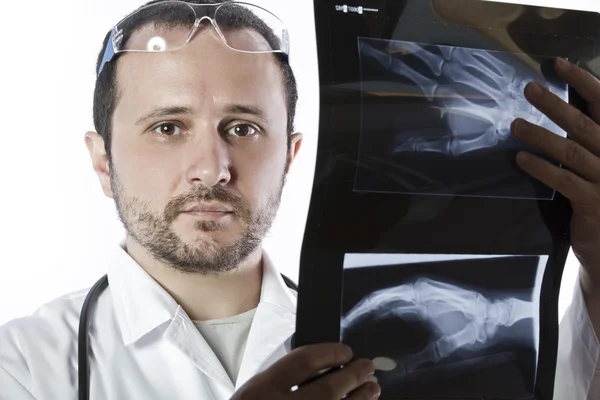 Läkare som innehar ett x-ray överklagande av en hand — Stockfoto