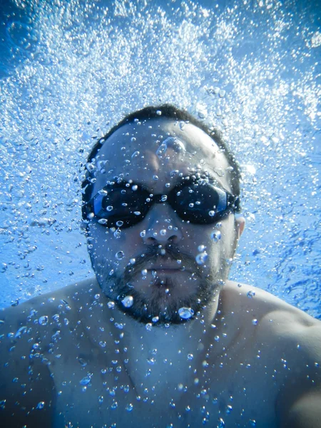 Nageur avec lunettes nageant dans la piscine, Vue sous-marine — Photo