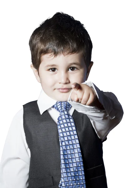 Um menino pequeno no estúdio, vestido com um terno e fingindo t — Fotografia de Stock