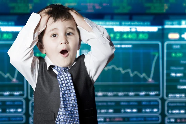 Niño empresario sorprendido en traje con cara divertida, stock marke —  Fotos de Stock