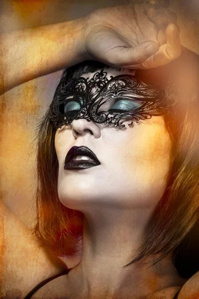 Mysterious naked woman with Venetian mask intense gesture — Stock Photo, Image