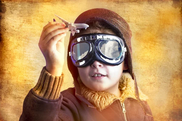 Artistieke portret van kind met voormalige vlucht pak, met hoed en — Stockfoto