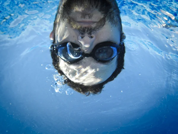 Homem rosto nadando debaixo d 'água na piscina — Fotografia de Stock