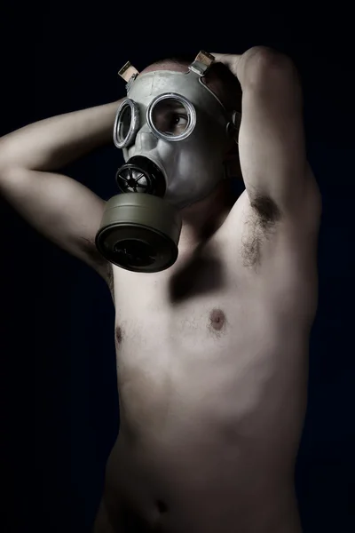 Verängstigter, nackter Mann mit Gasmaske — Stockfoto