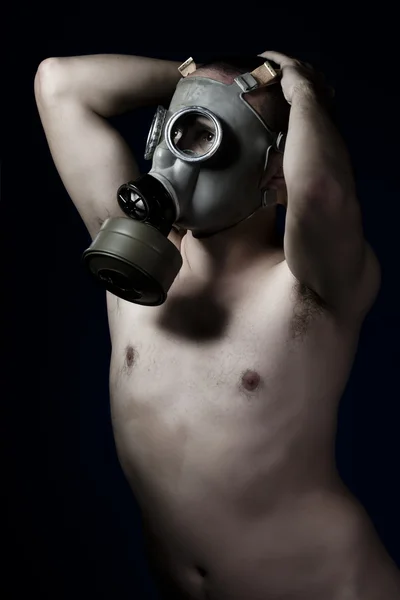 Angst, artistieke naakt man met gas masker — Stockfoto