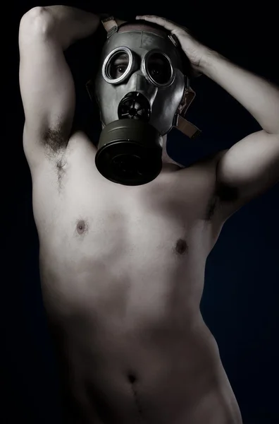 Naakte man met de handen op zijn hoofd en gas masker — Stockfoto