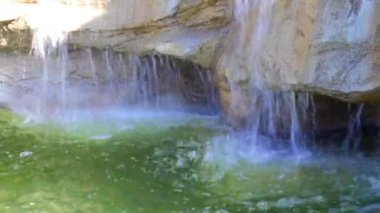 kayaların içinde güzel bir şelale