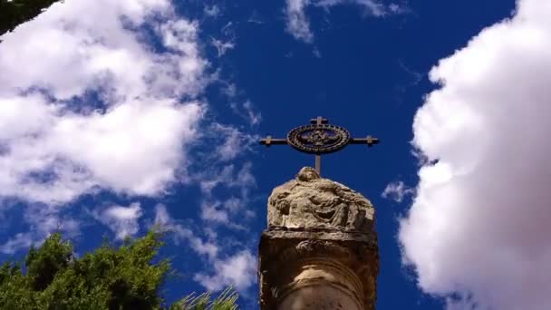 Ancient cross on the top of column against apocalyptic sky. — Stock Video