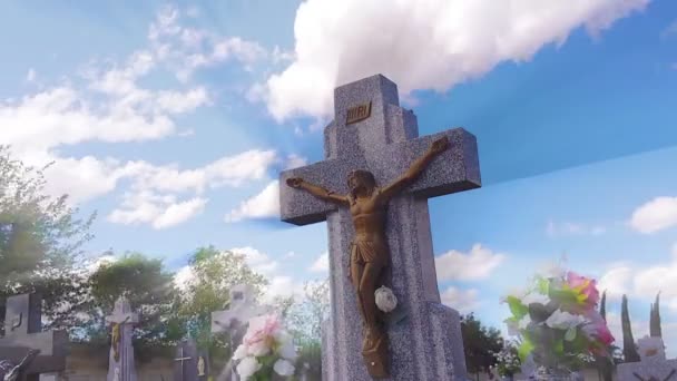 Jesús cruza en el cementerio contra el cielo apocalíptico . — Vídeo de stock